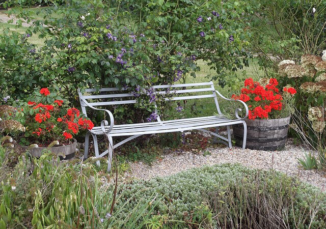 container-gardening-planters-in-bench