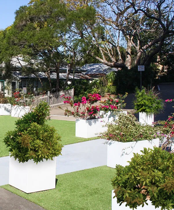 Using White Planters to Give Your Landscape a Fresh and Clean Look